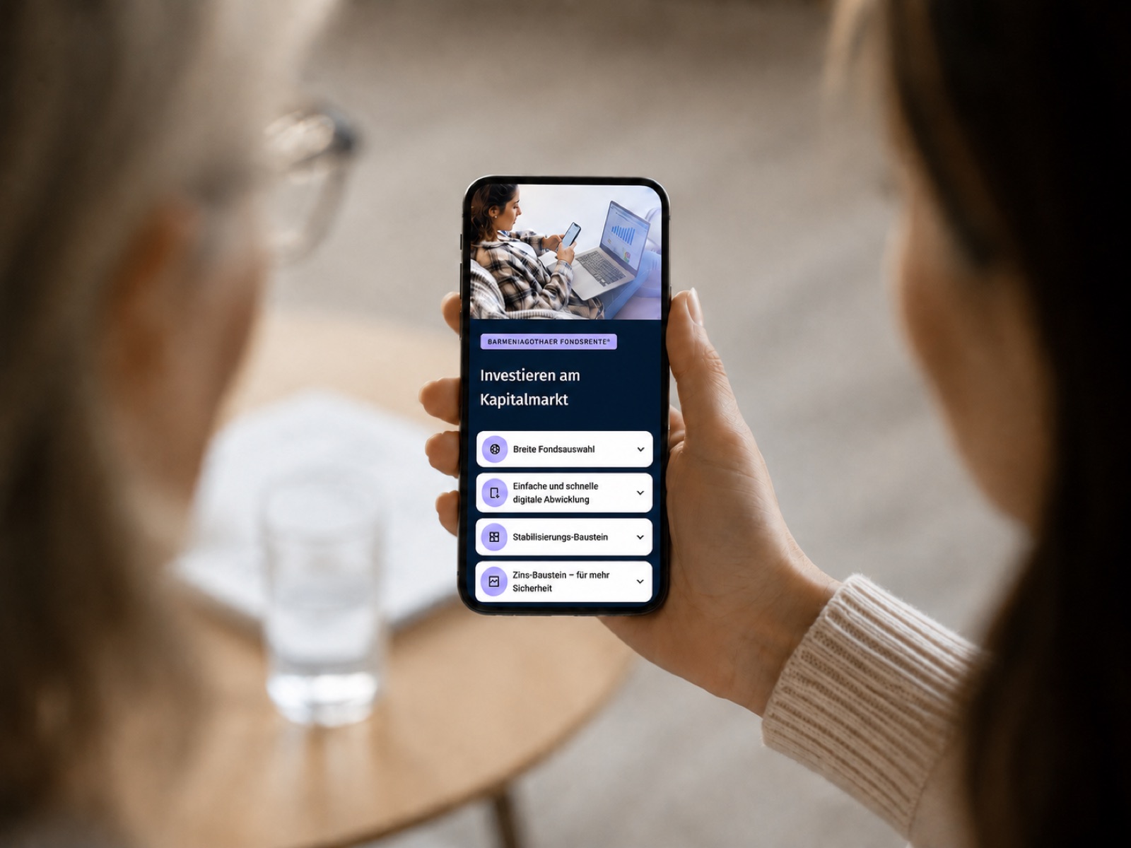DSA-Onepager auf dem Smartphone im Kundengespräch